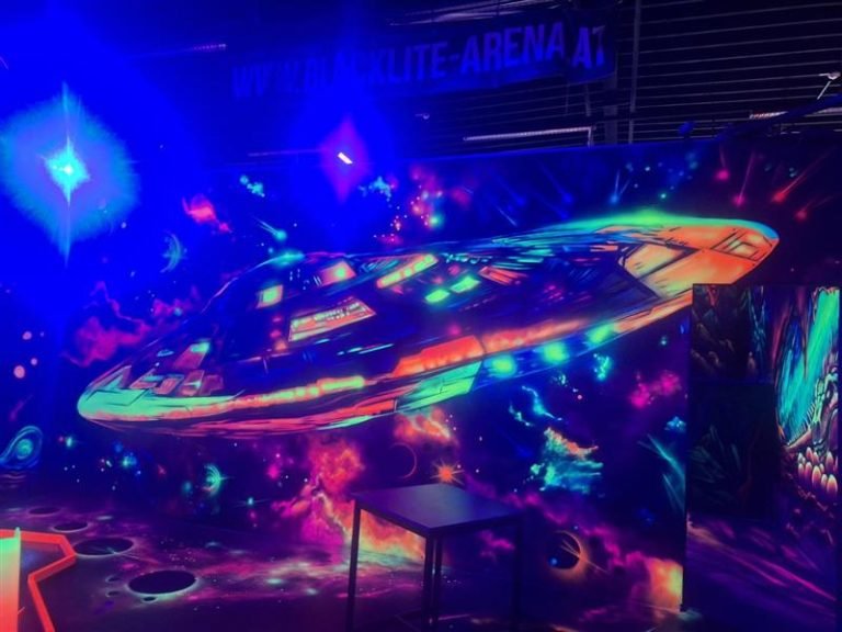 26_2a-dialog-im-dunkeln-und-blacklite-arena_05